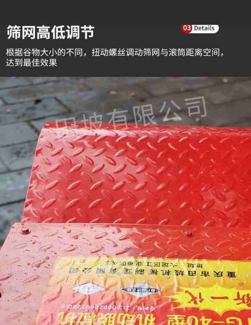 工作人员向市民科普“深小i”使用方法。深圳市政务服务和数据管理局供图