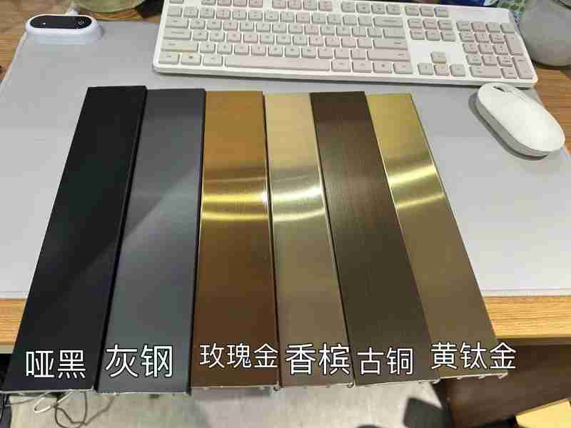 参观者在“幻聚·多维宇宙”沉浸式科幻展中体验VR游戏。新华社记者 张晨霖摄